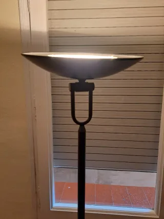 Lámpara de pie negra de metal