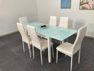 Mesa extensible con 6 sillas blancas