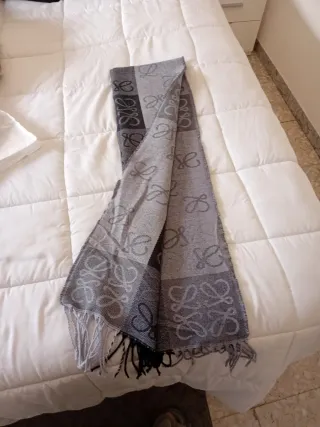 Bufanda Loewe Gris y Negra
