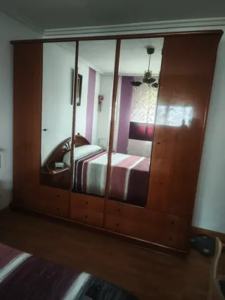 Armario de madera con puertas de espejo