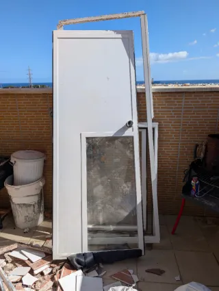 Puerta de aluminio con marco