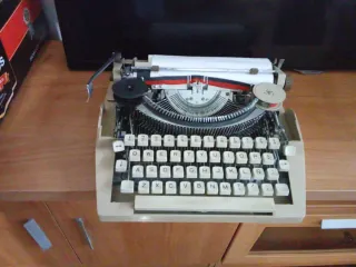 Máquina de escribir antigua beige