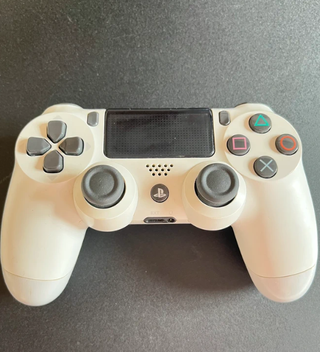 PS4 (PlayStation 4) 1TB Negra + Mando Blanco