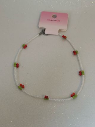Colar de miçangas com cerejas