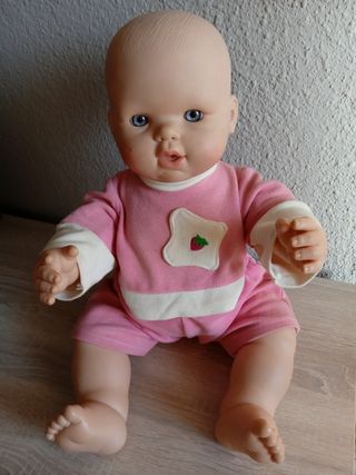 Muñeco bebé con biberón.