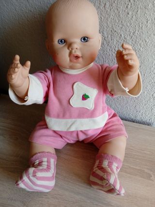 Muñeco bebé con biberón.