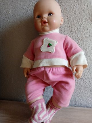 Muñeco bebé con biberón.