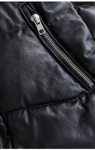 Chaqueta negra acolchada