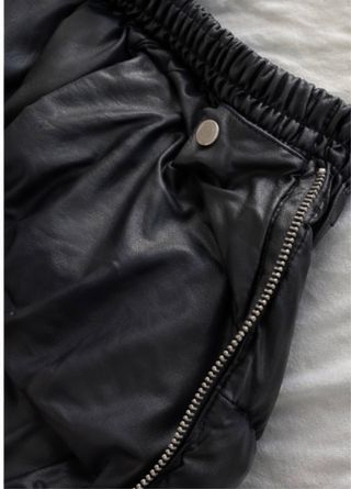 Chaqueta negra acolchada