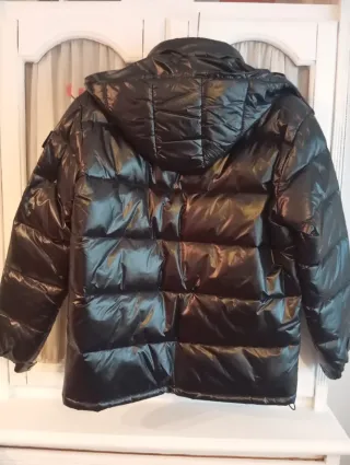 Plumífero impermeable con capucha