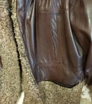 Cazadora de cuero marrón con astracán.