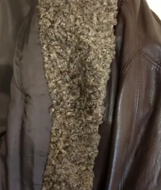 Cazadora de cuero marrón con astracán.