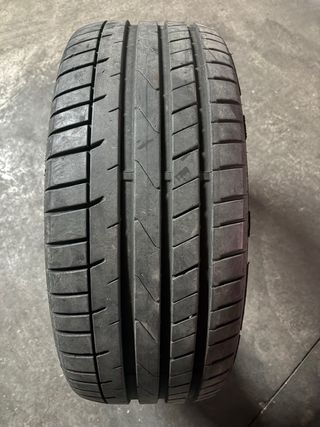 Neumático de coche.