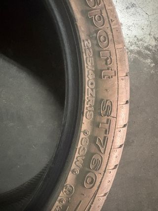 Neumático de coche.