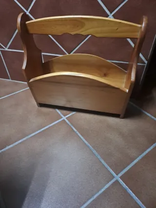 Revistero de madera estilo provenzal