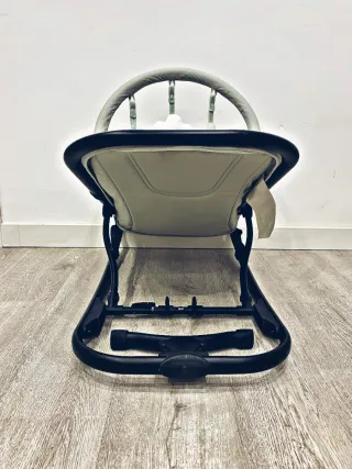 Amaca oscillante per neonati con giocattoli