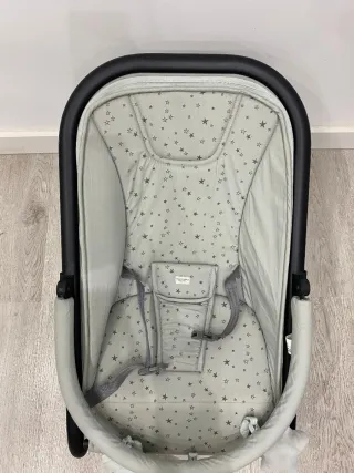 Amaca oscillante per neonati con giocattoli