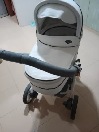 Carro de bebé blanco