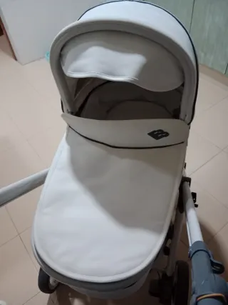 Carro de bebé blanco