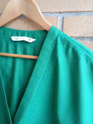 Blusa verde bordada Zara