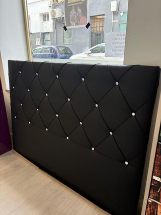 Cabecero polipiel negro con perlas