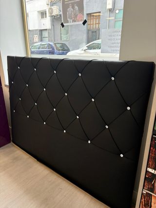 Cabecero polipiel negro con perlas