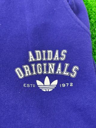 Pantalon Adidas Color Morado y Blanco Talla XS.