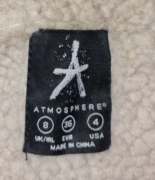 Chaqueta corta con capucha y botones de madera