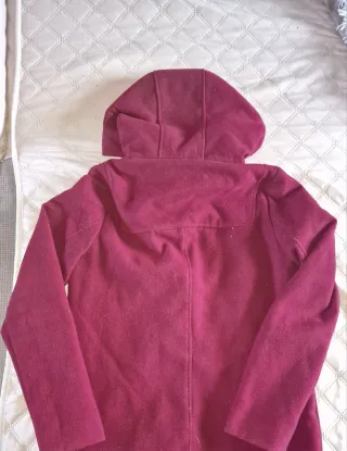 Chaqueta corta con capucha y botones de madera