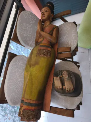 Talla de madera mujer rezando