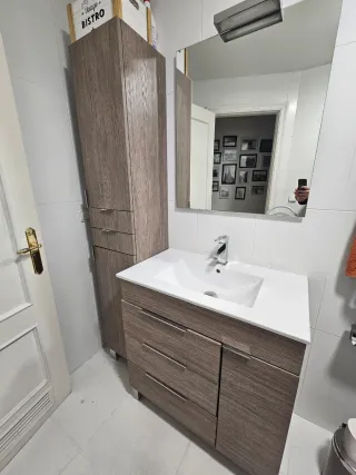 Mueble de baño con lavabo,  armarios y espejo