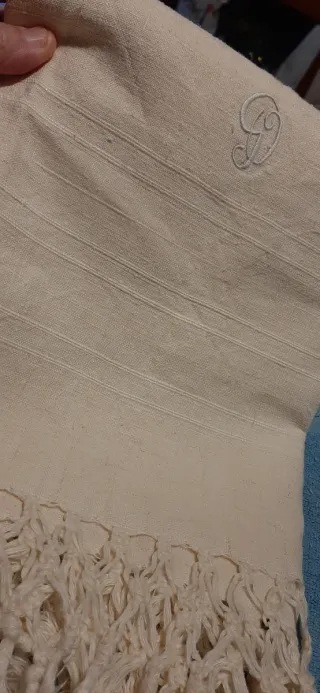 Asciugamano vintage con ricamo e frange decorative