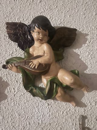 Figura angelito músico pared
