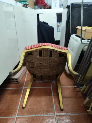 3 Sillas doradas y rojas.