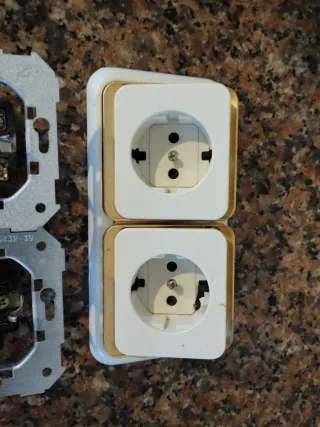 Enchufe Simón 75 Blanco Marfil