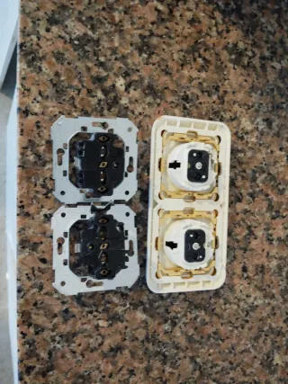 Enchufe Simón 75 Blanco Marfil