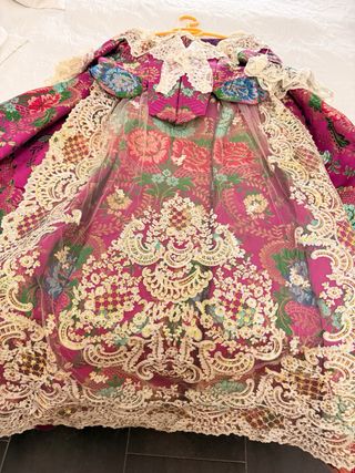 Traje de Fallera. Incluye 2 pares de zapatos.