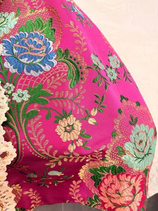 Traje de Fallera. Incluye 2 pares de zapatos.