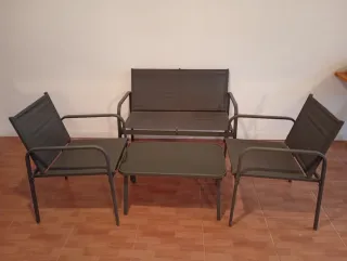 Mesa, 2 Sillas y Sillón Jardín