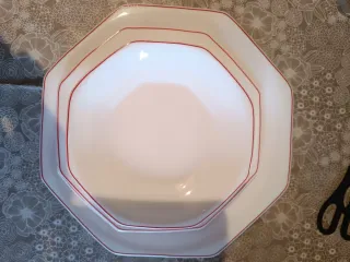 Vajilla Porcelana Blanca con Borde Rojo