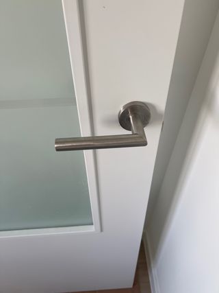 Puerta blanca madera con cristal