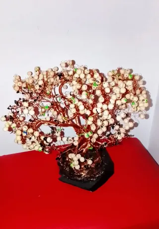 Árbol de cobre artesanal con cuentas