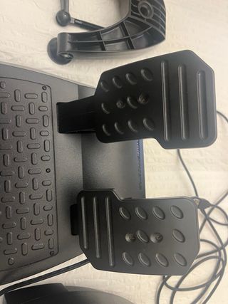 Volante Thrustmaster PS4  (Incluye pedales)