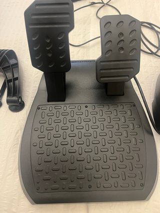 Volante Thrustmaster PS4  (Incluye pedales)