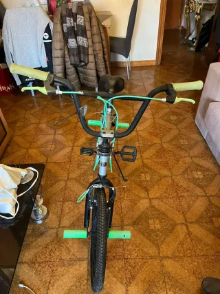 Bicicleta BMX Verde, plata y negra
