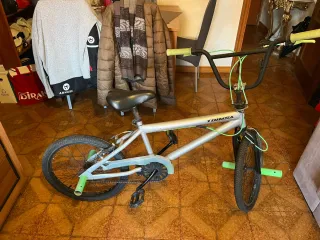 Bicicleta BMX Verde, plata y negra