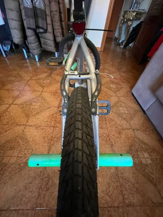 Bicicleta BMX Verde, plata y negra