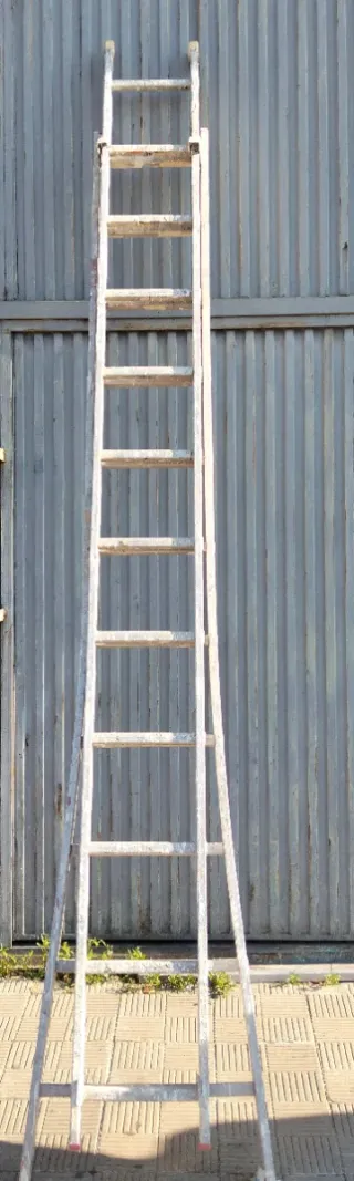 Escalera doble aluminio 12 peldaños.