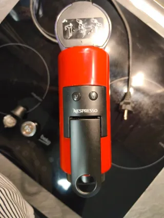 Cafetera Nespresso Delonghi con cápsulas