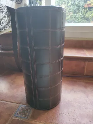 Paragüero de cuero marrón